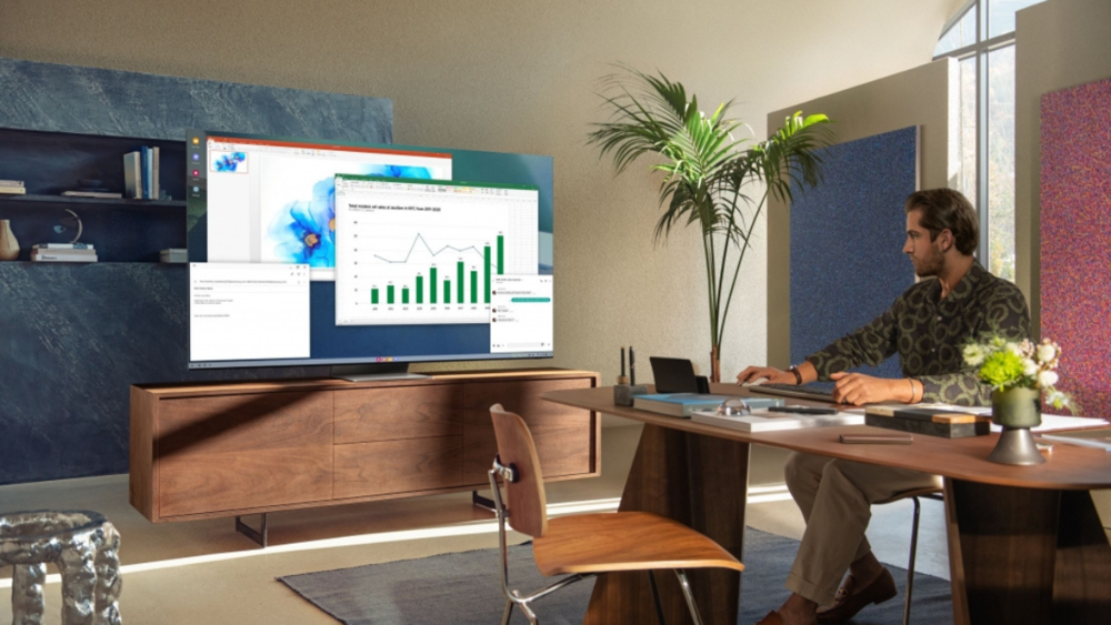 Foto de un hombre sentado en una sala mirando un TV