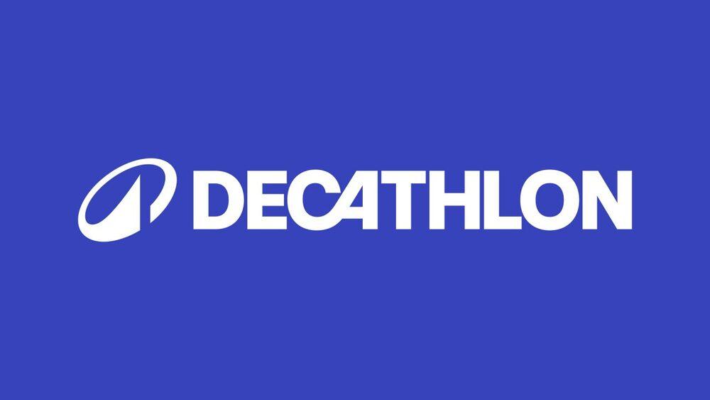 Foto de un logo que dice decathlon con fondo azul