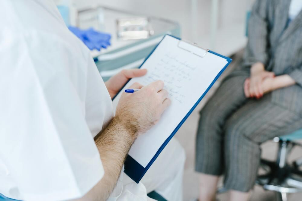 Foto de un médico diligenciando una hoja