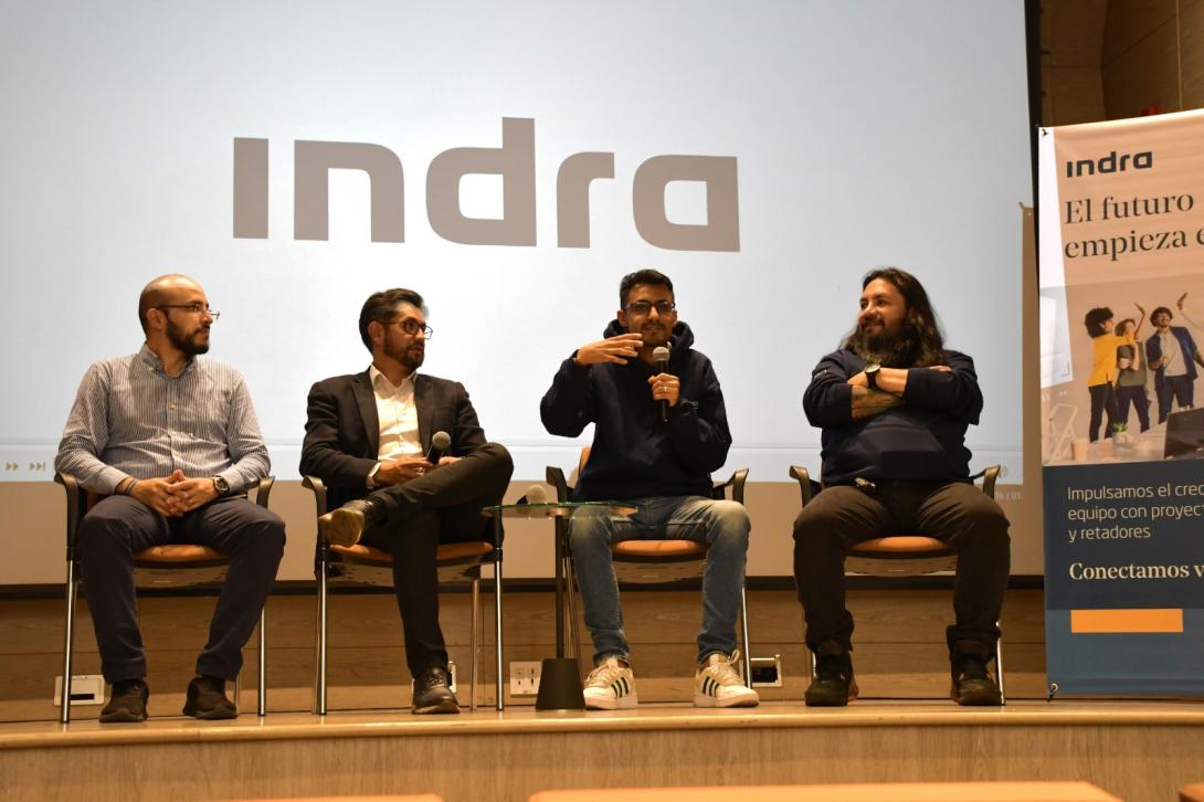 Foto de un panel con cuatro personas sentadas