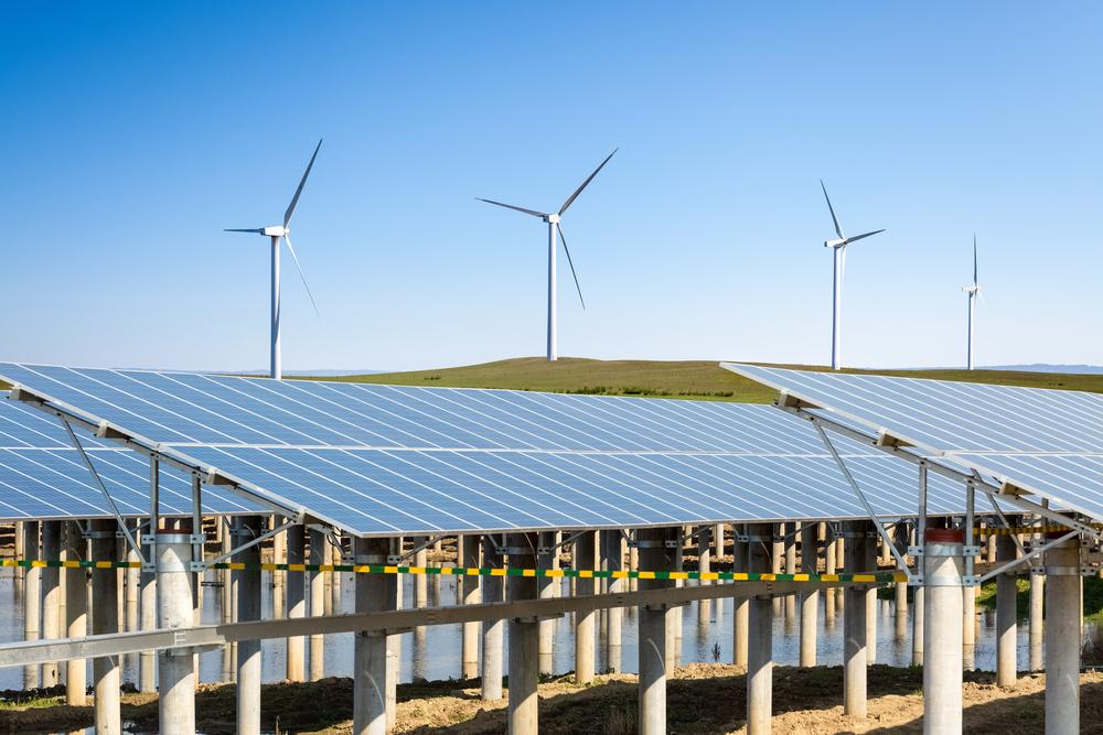 Foto de un panel energerico con un fondo verde