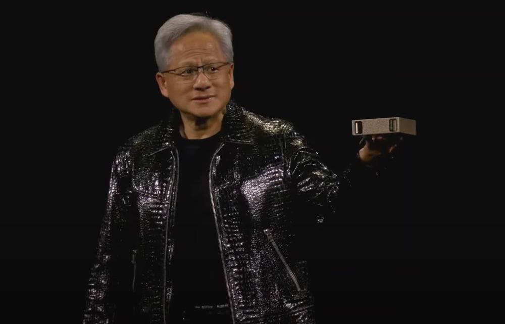 Foto de un señor con una computadora en la mano