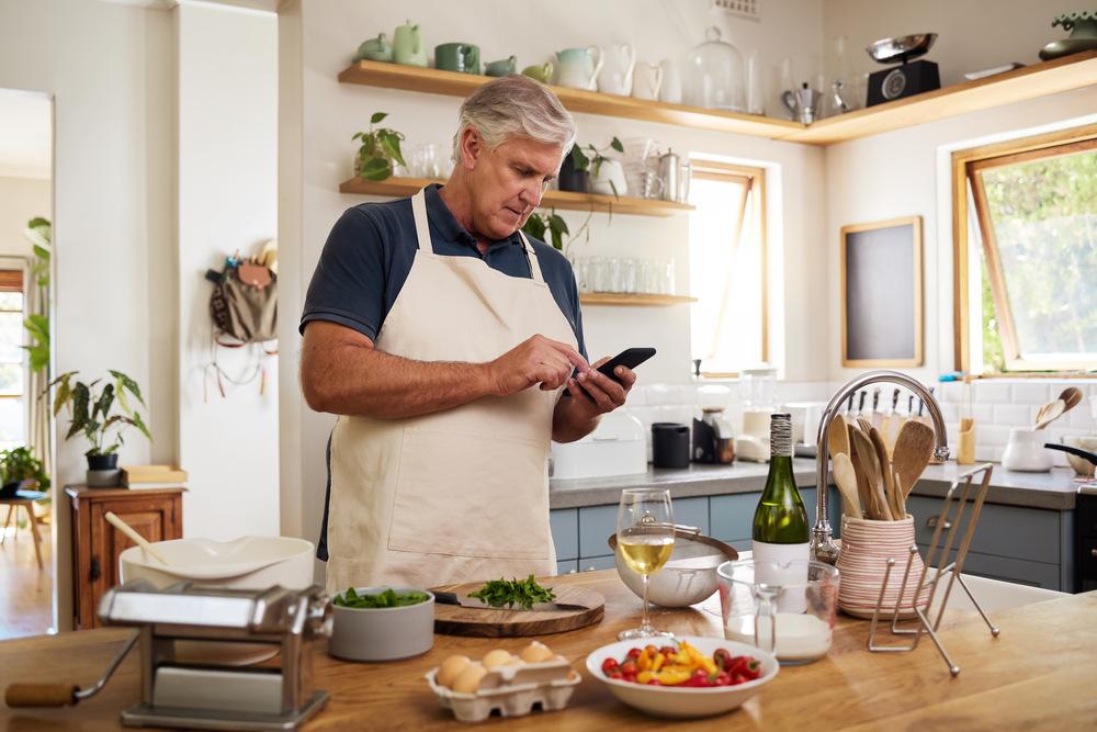 Foto de un señor tomando una foto a implementos de cocina