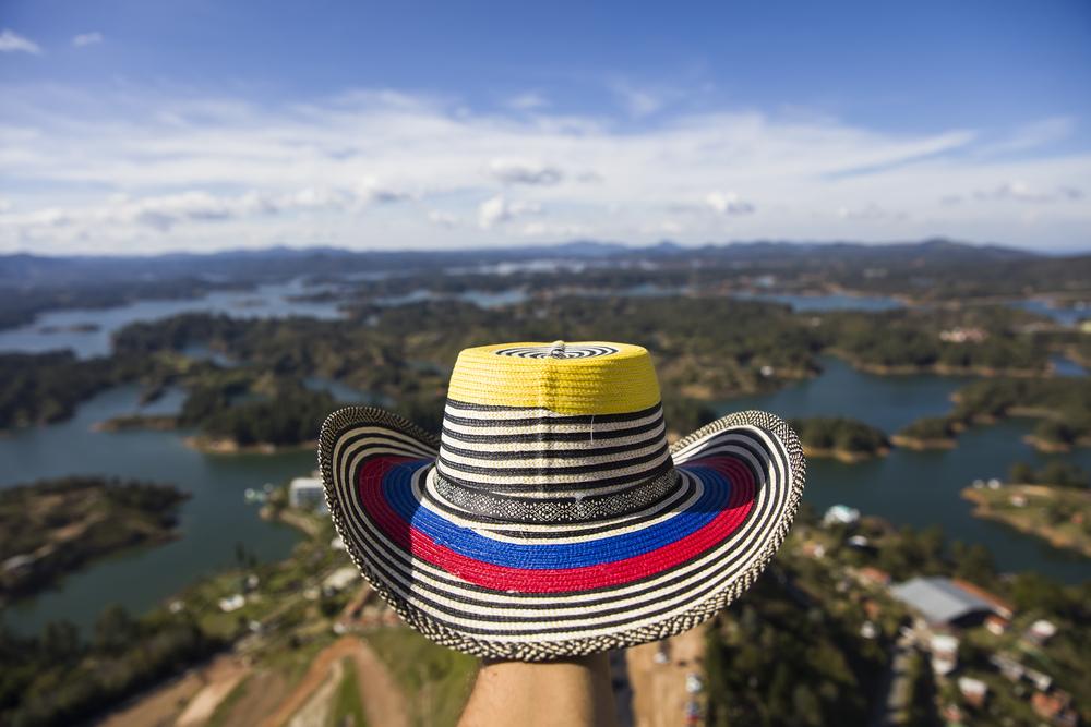 Foto de un sombrero vueltiao con un fondo de llanura