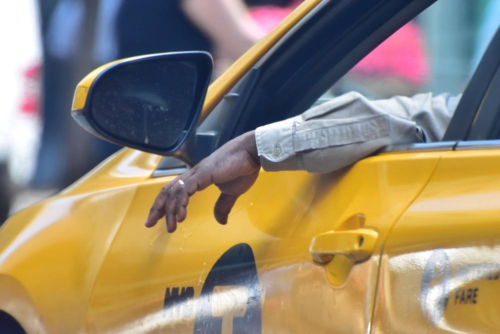 Foto de un taxista con la mano por fuera