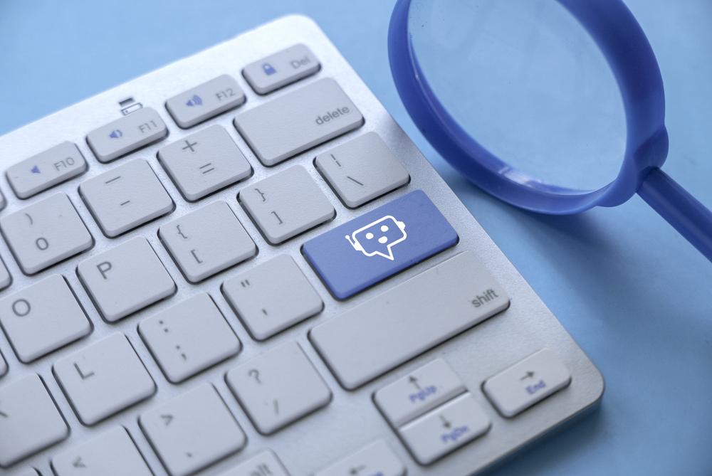 Foto de un teclado blanco con una tecla azul que simula un pc