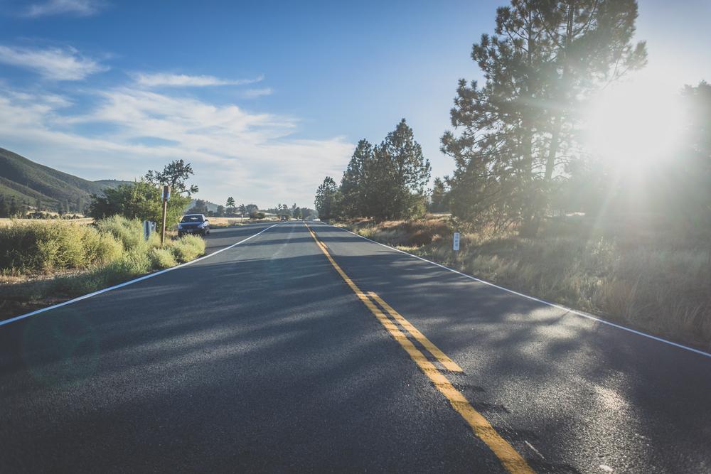 Foto de una carretera con un fondo soleado