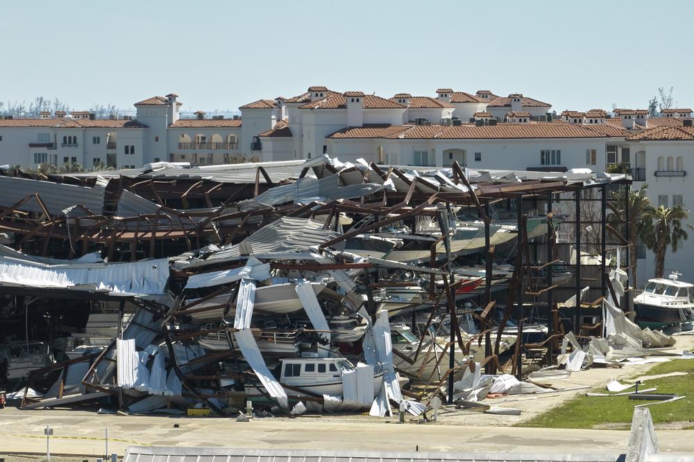 Foto de una edificación después de un accidente natural