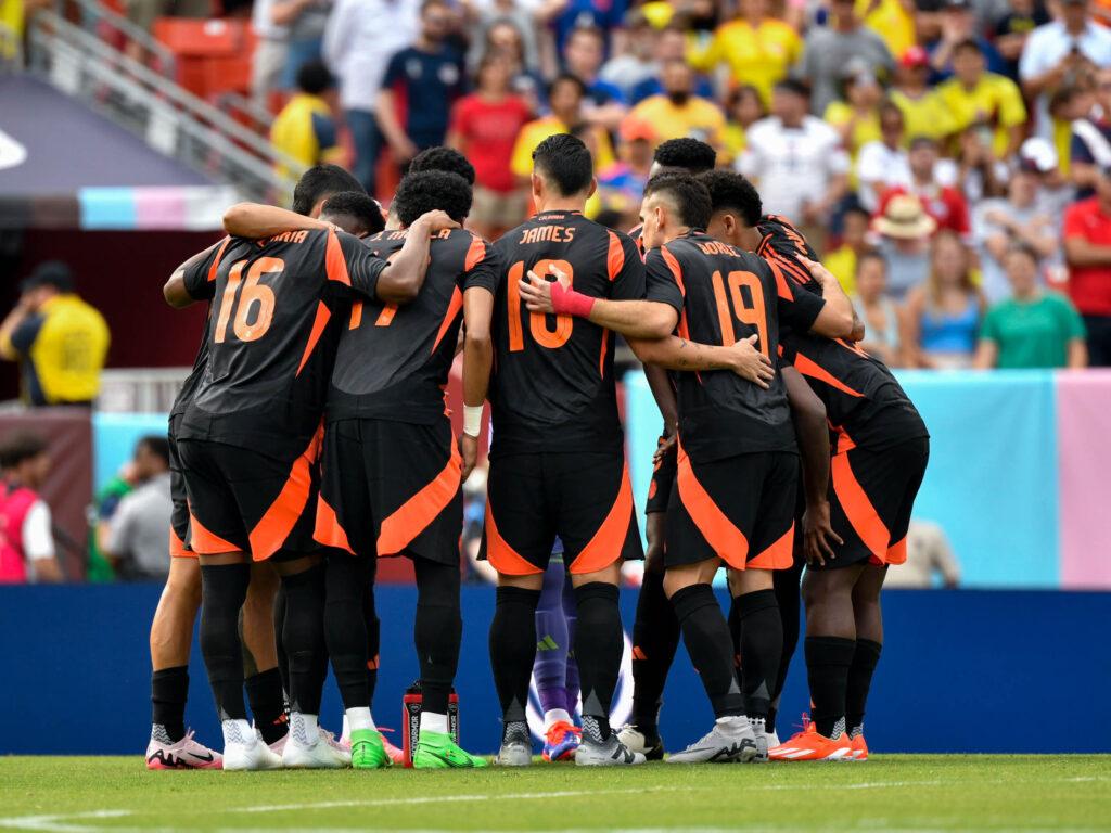 Foto de una foto de equipo de espaldas con camiseta negra