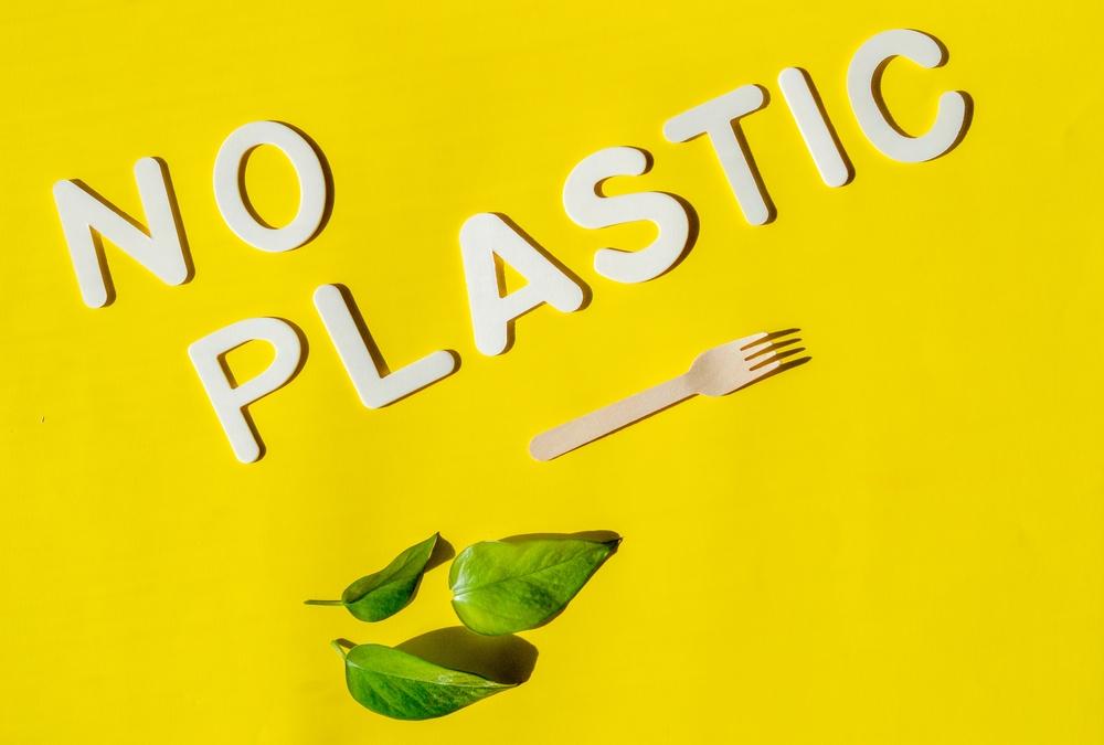 Foto de una imagen amarilla con letras que dice no plastic