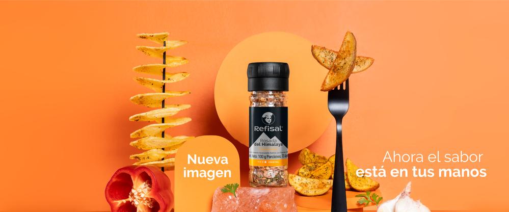 Foto de una mesa con productos de refisal con fondo naranja