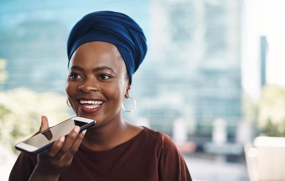 Foto de una mujer afroamericana hablando por celular