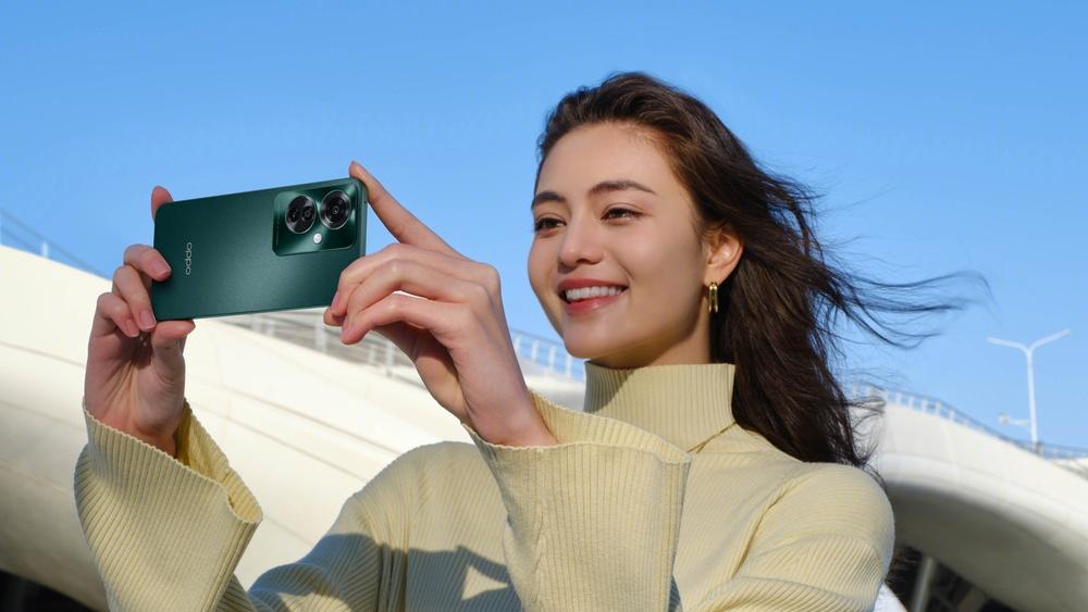 Foto de una mujer al aire libre tomando una fotografia con un celular OPPO
