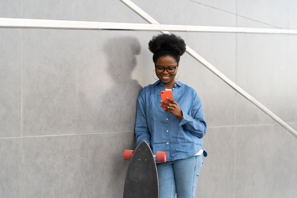 Foto de una mujer con el celular en la mano