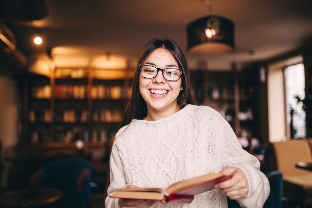 Foto de una mujer con el libro en la mano