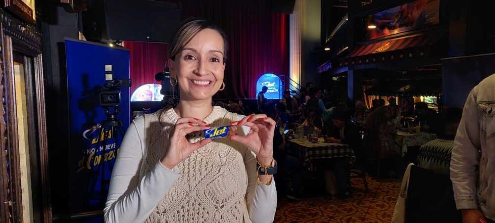 Foto de una mujer con la chocolatina jet entre manos