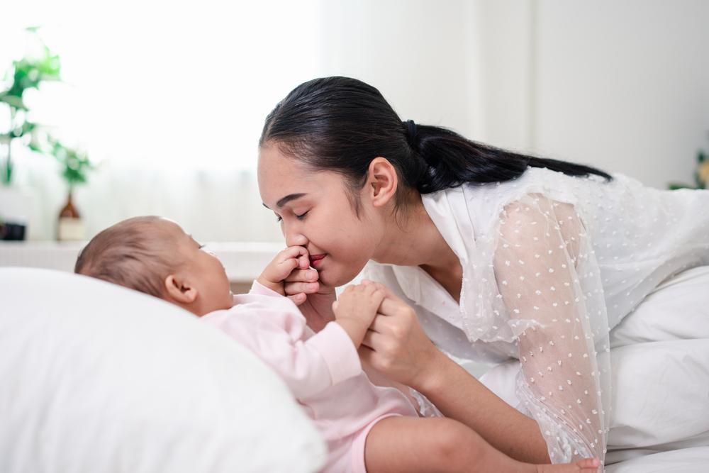 Foto de una mujer con un bebé de frente