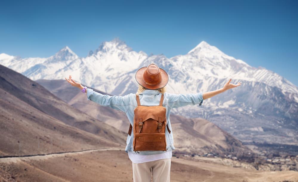 Foto de una mujer con una mochila en su espalda