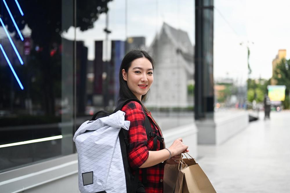 Foto de una mujer con unas bolsas en la calle