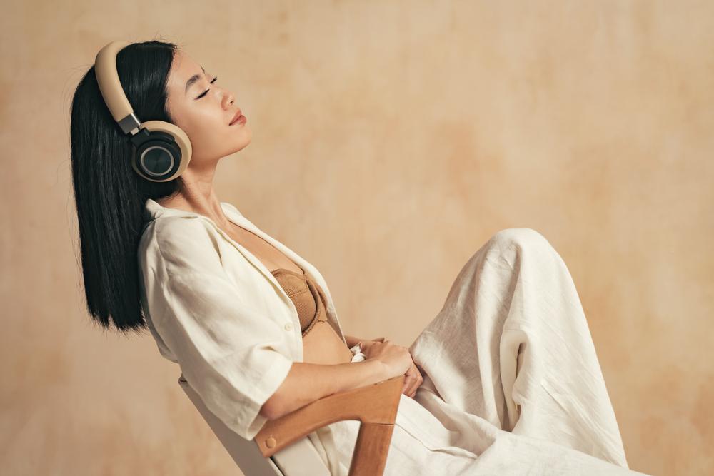 Foto de una mujer con unos auriculares grandes