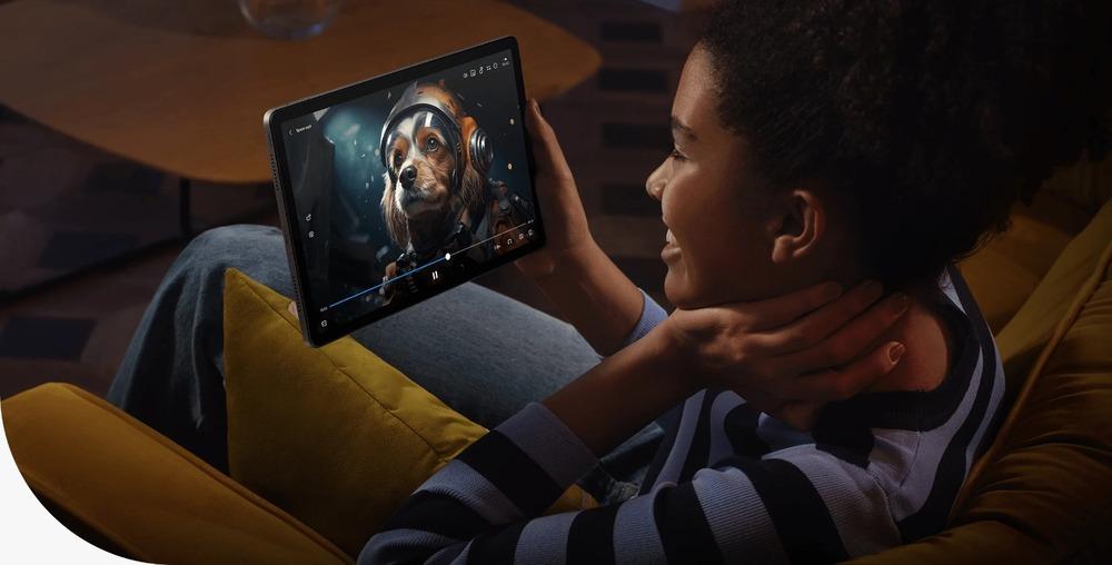 Foto de una mujer frente a la pantalla de una tablet