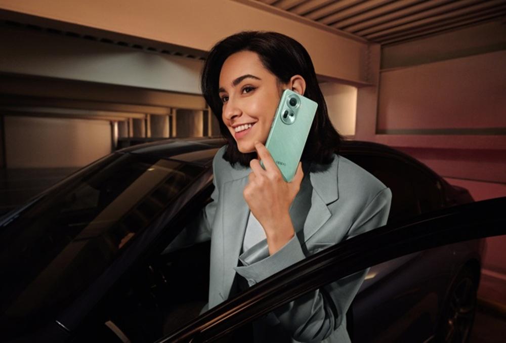 Foto de una mujer hablando con un teléfono oppo