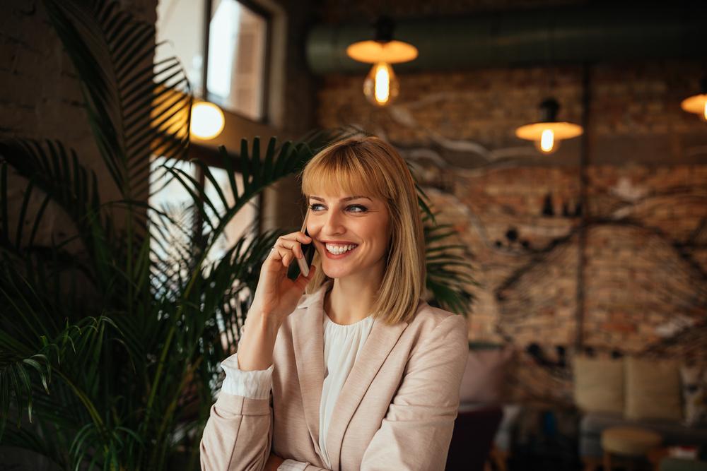 Foto de una mujer hablando sonriente por el celular