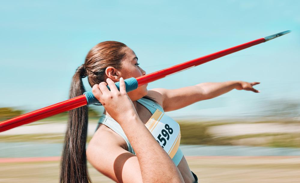 Foto de una mujer lanzando una jabalina