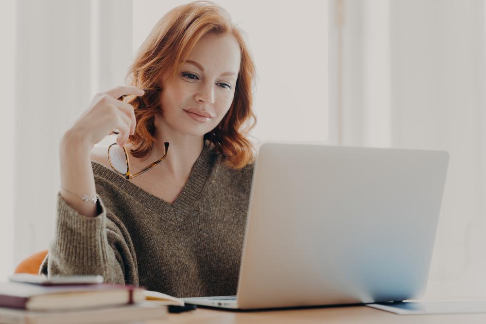 Foto de una mujer mirando el computador 