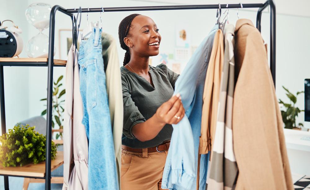 Foto de una mujer mirando ropa de diferentes tonalidades y estilos