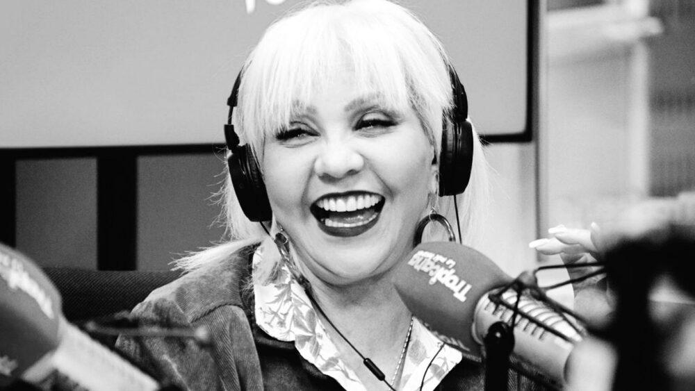 Foto de una mujer sonriendo en blanco y negro