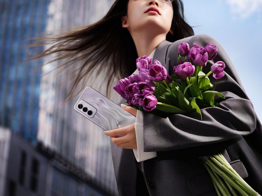 Foto de una mujer sosteniendo un ramo de flores en su brazo