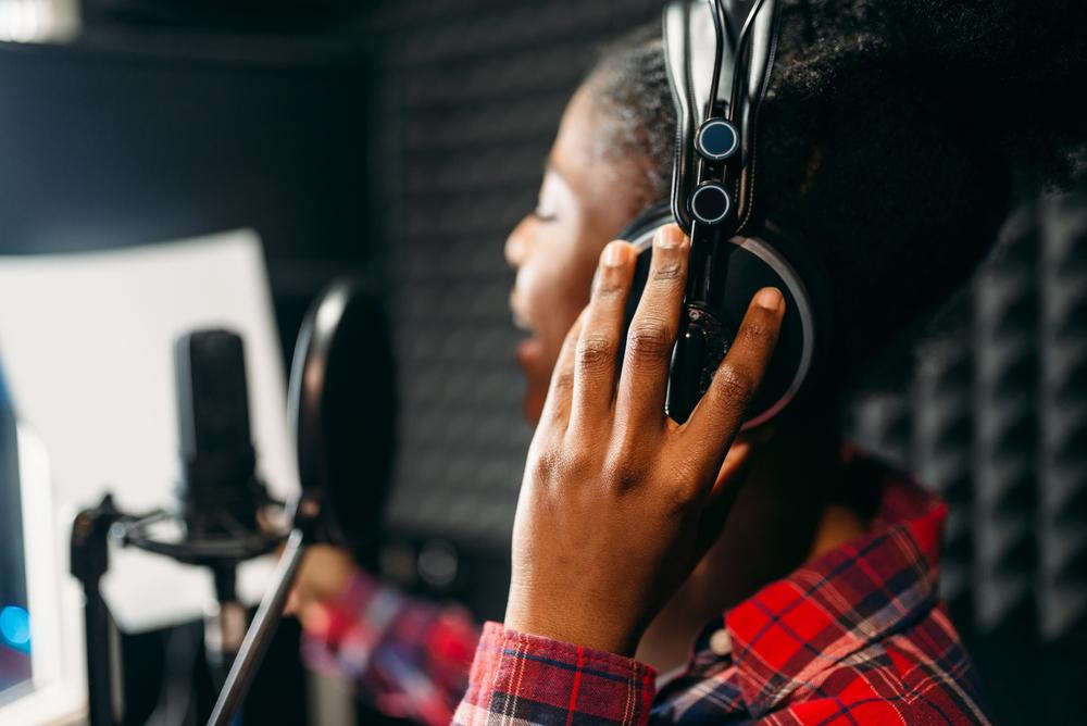 Foto de una mujer tocando los audifonos sobre las orejas