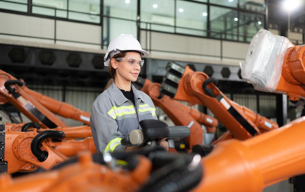 Foto de una mujer utilizando un brazo robot