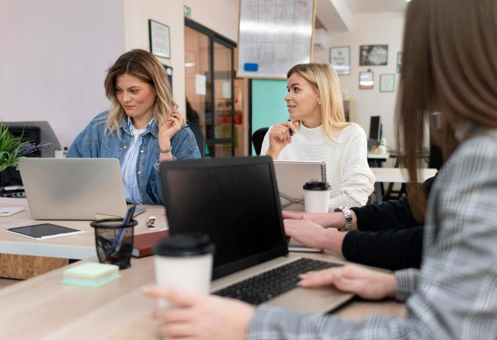 Foto de una oficina con personas reunidas en una oficina