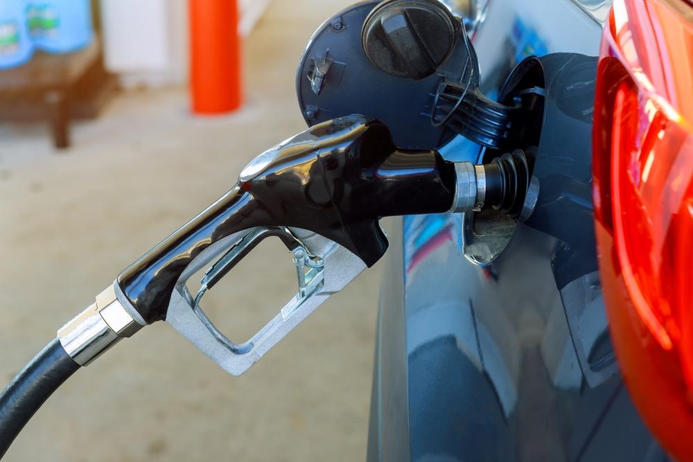 Foto de una persona cargando un carro con gasolina