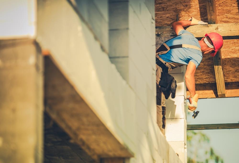 Foto de una persona con un casco en una construcción