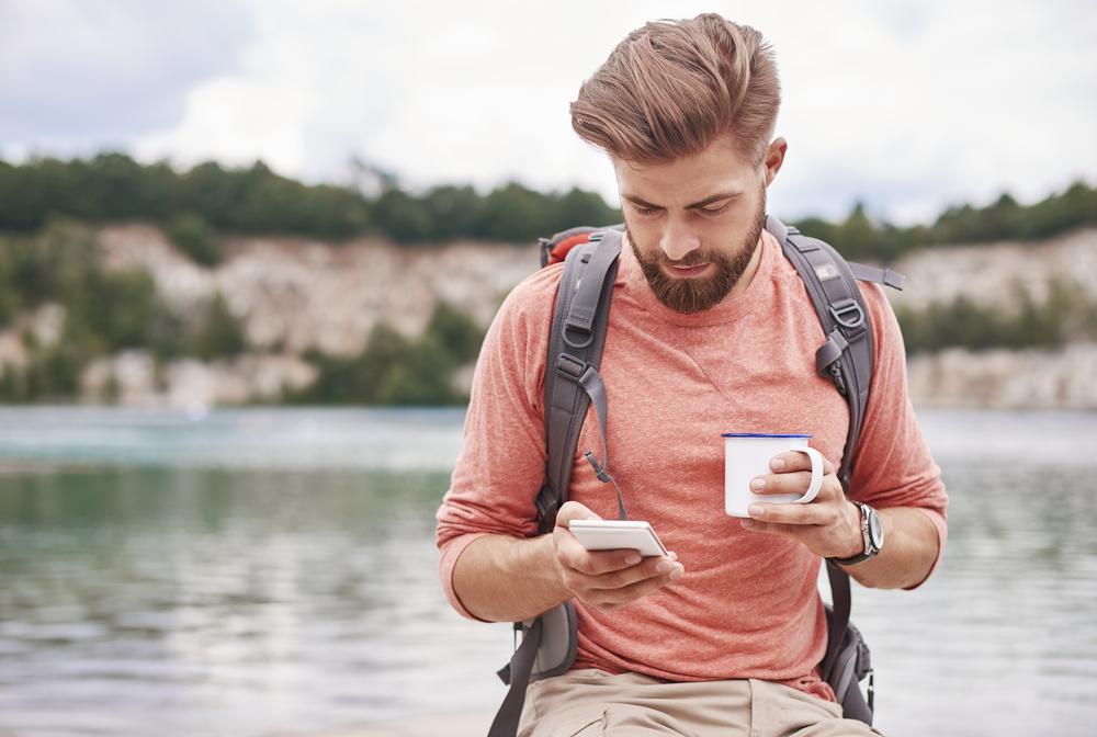 Foto de una persona con un celular en la mano