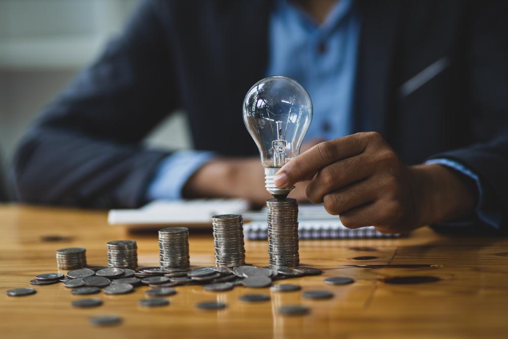 Foto de una persona con unas monedas sobre la mesa