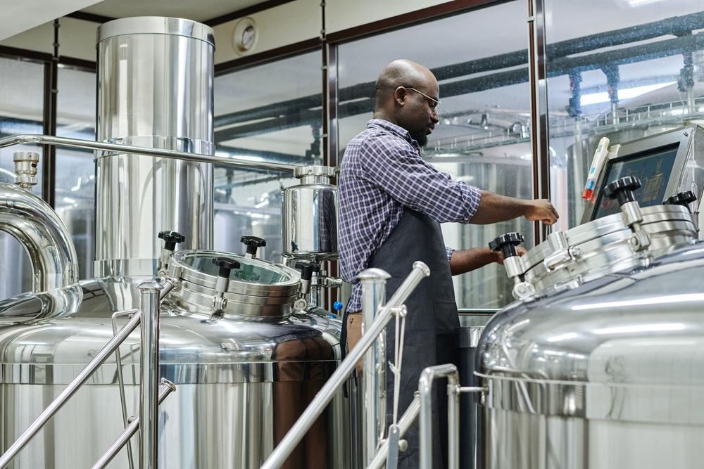 Foto de una persona en una fábrica de cerveza