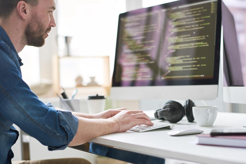 Foto de una persona escribiendo sobre el teclado de un computador