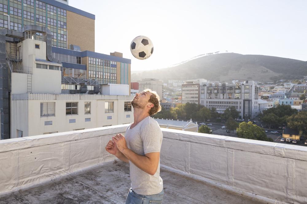 Foto de una persona jugando fútbol