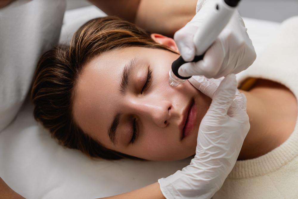 Foto de una persona limpiandose el rostro con un proceso dermatológico