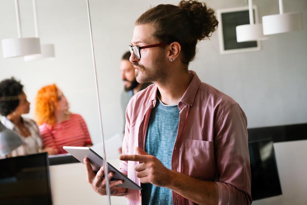 Foto de una persona mirando una tablet con un pelo afro