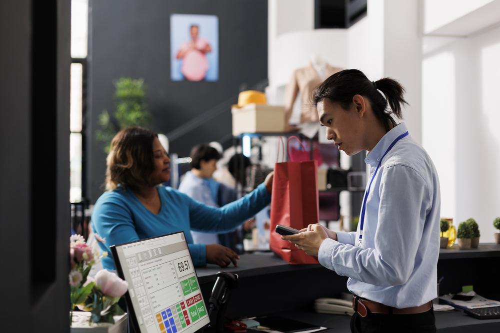Foto de una persona pagando en una tienda