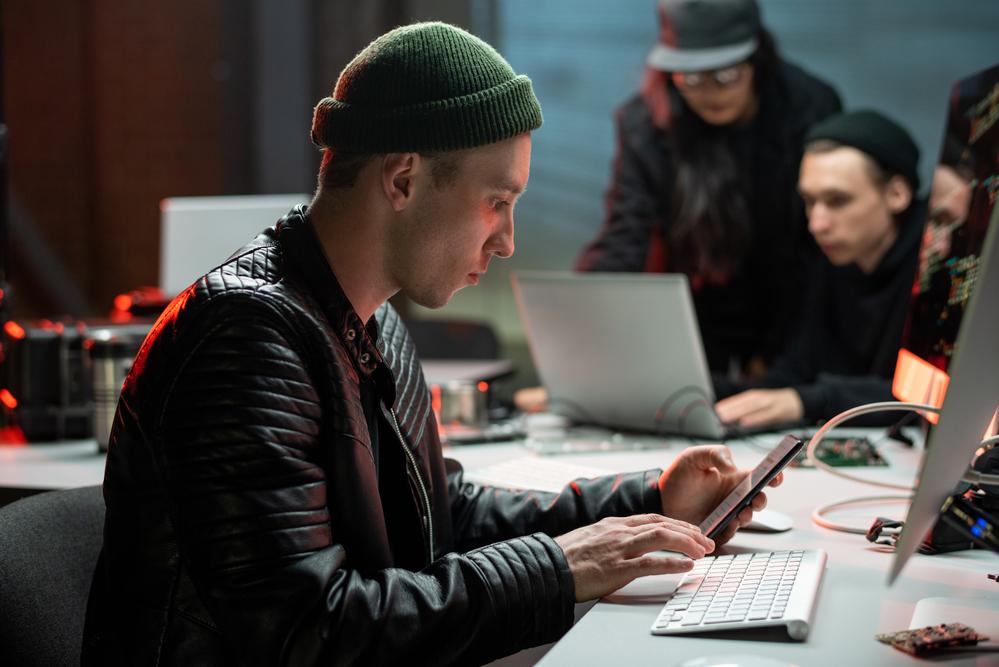 Foto de una persona simulando ser un delincuente digital