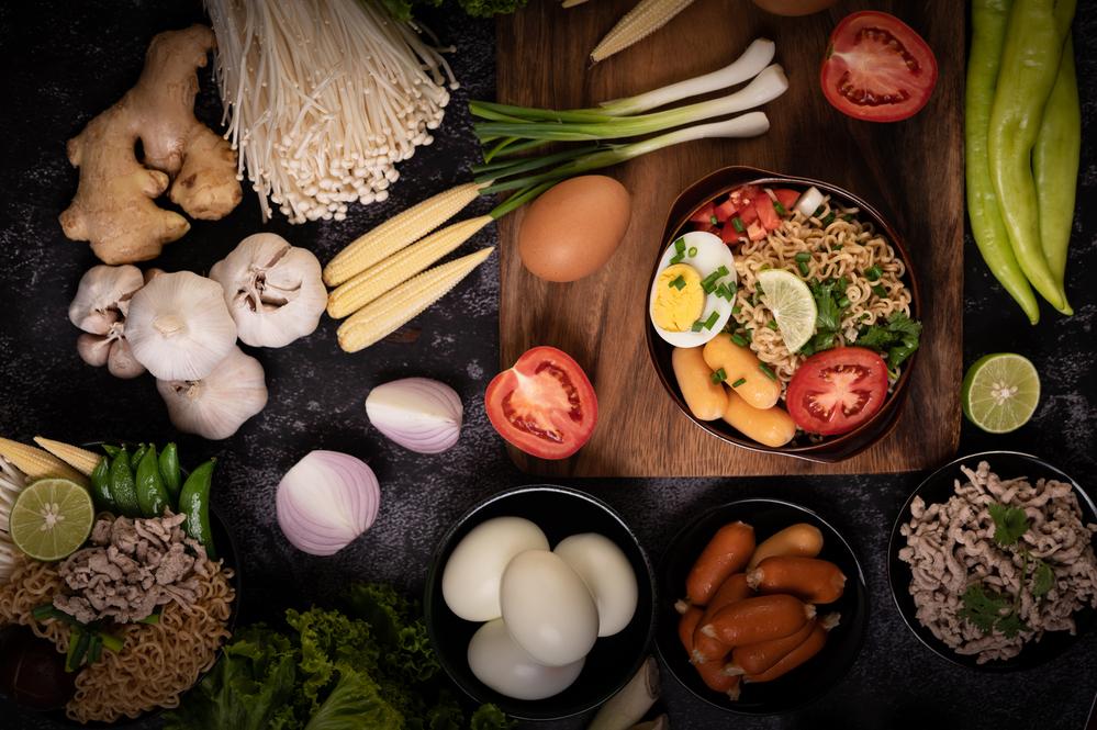 Foto de una tabla con varios alimentos sobre la mesa