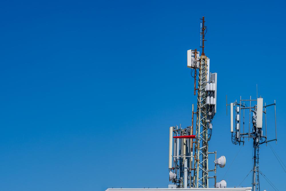 Foto de una torre de telecomunicaciones con un fondo azul