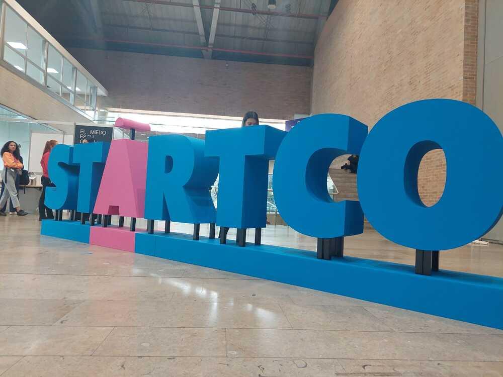 Foto de unas letras en sitio que anuncian startco