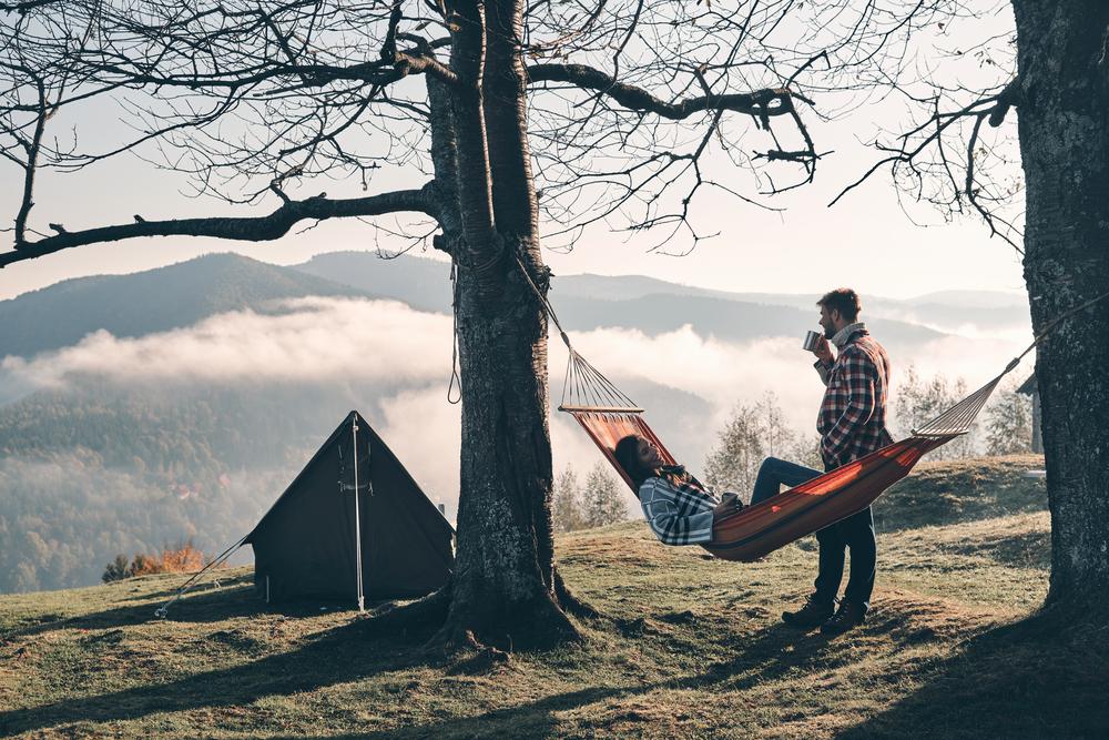 Foto de unas personas acampando en una montaña